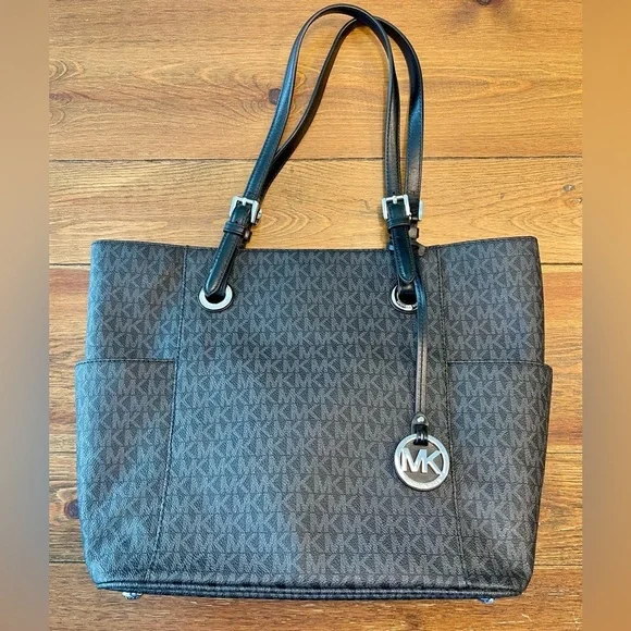 Michael Kors | Women's Jet Set | Signature Tote |
Black & Grey - Picture 2 of 12